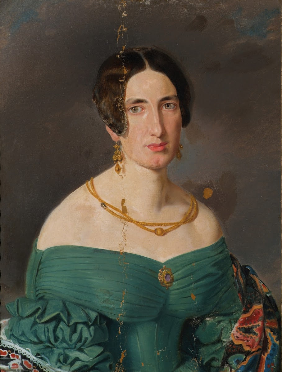 Frau in grünem Kleid