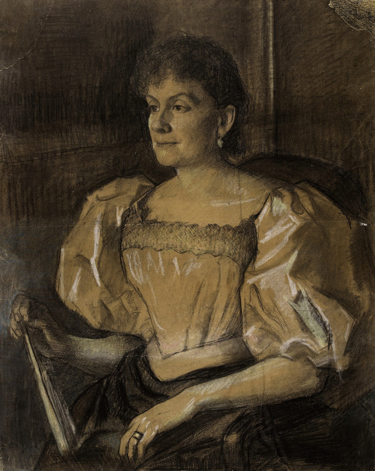 Portrait de femme assise de trois quarts vers la gauche tenant un éventail dans