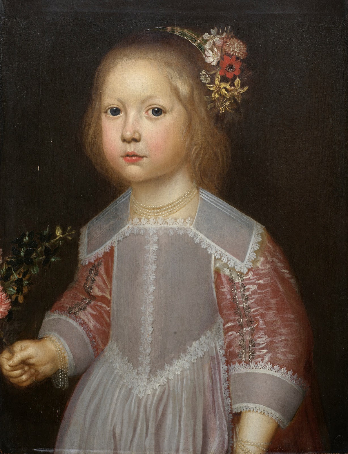 Portrait dune petite fille tenant des fleurs à mi corps