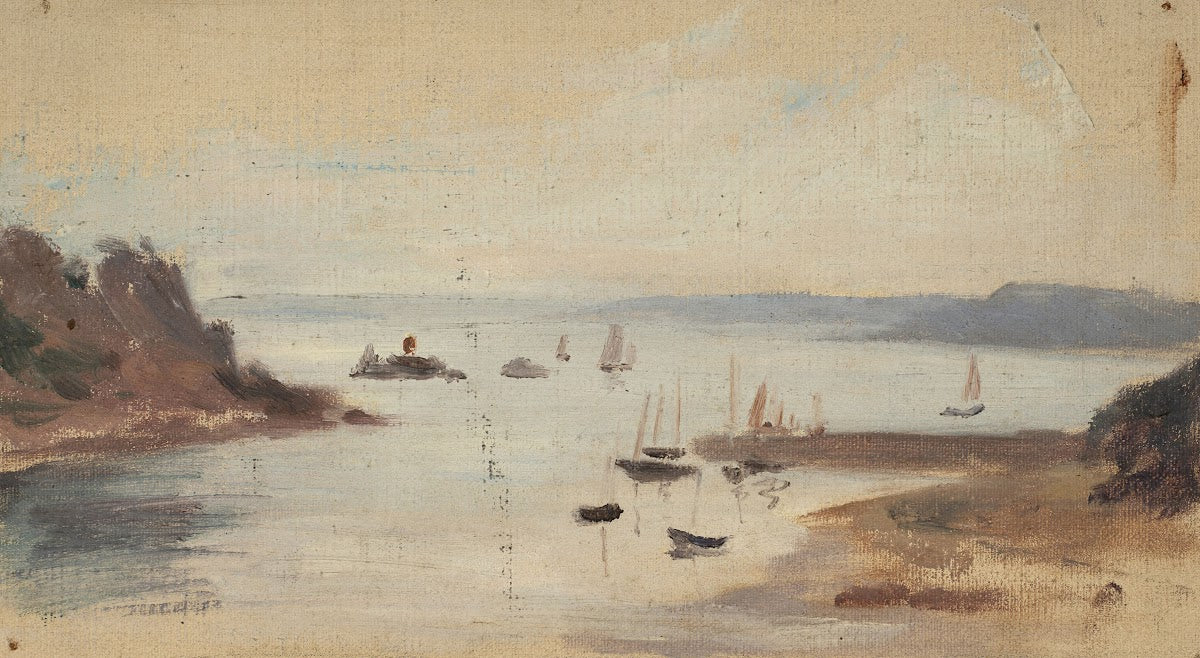 Voilier amarré proche de la côte