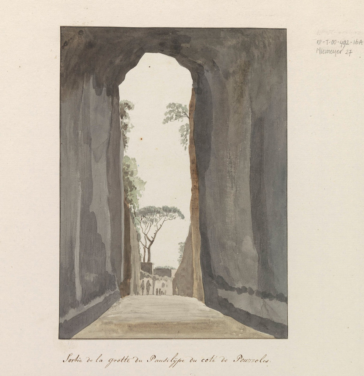 Uitgang van grot Crypta Neapolitana of Grotta di Posillipo aan de kust van Pozzu