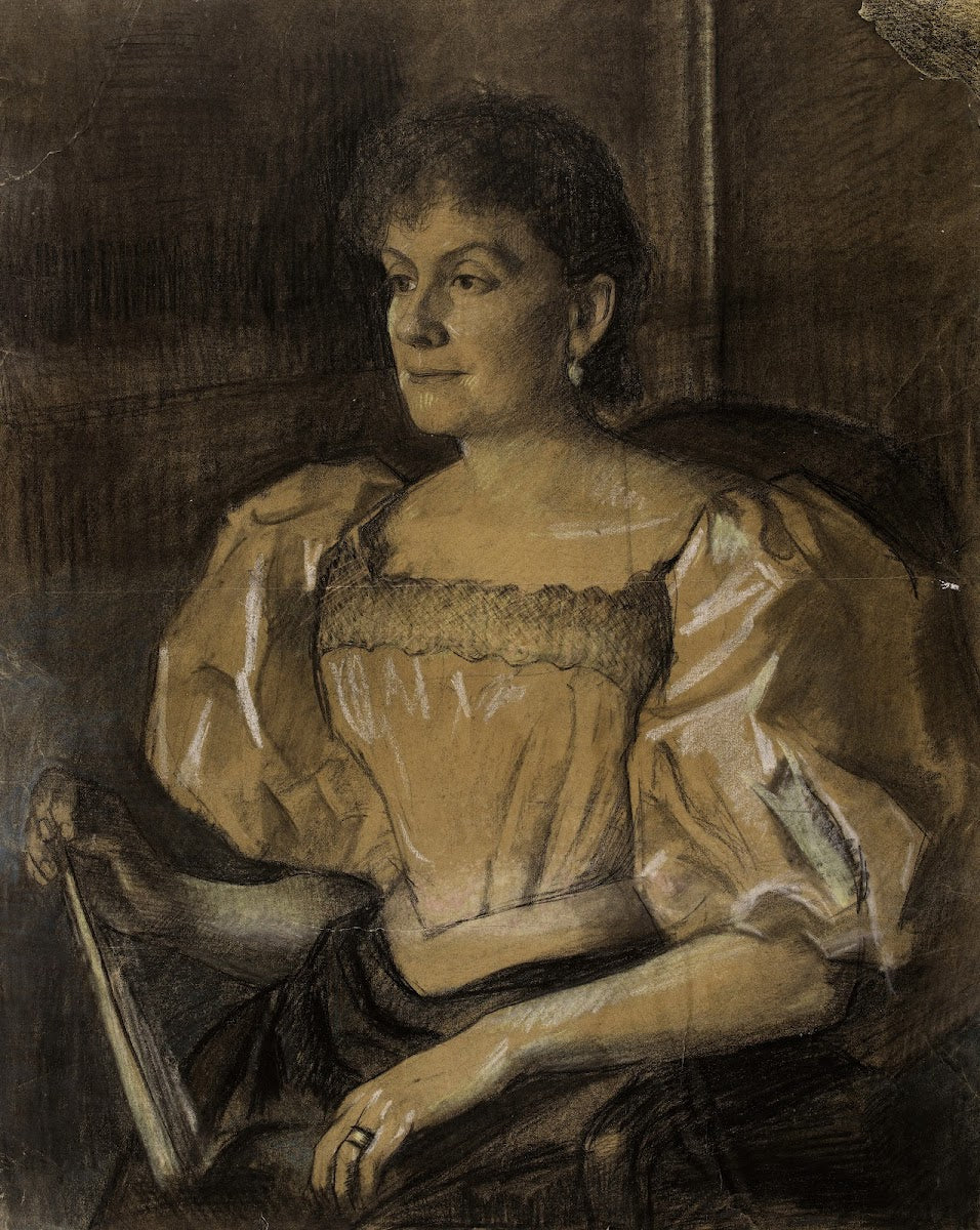 Portrait de femme assise de trois quarts vers la gauche tenant un éventail dans