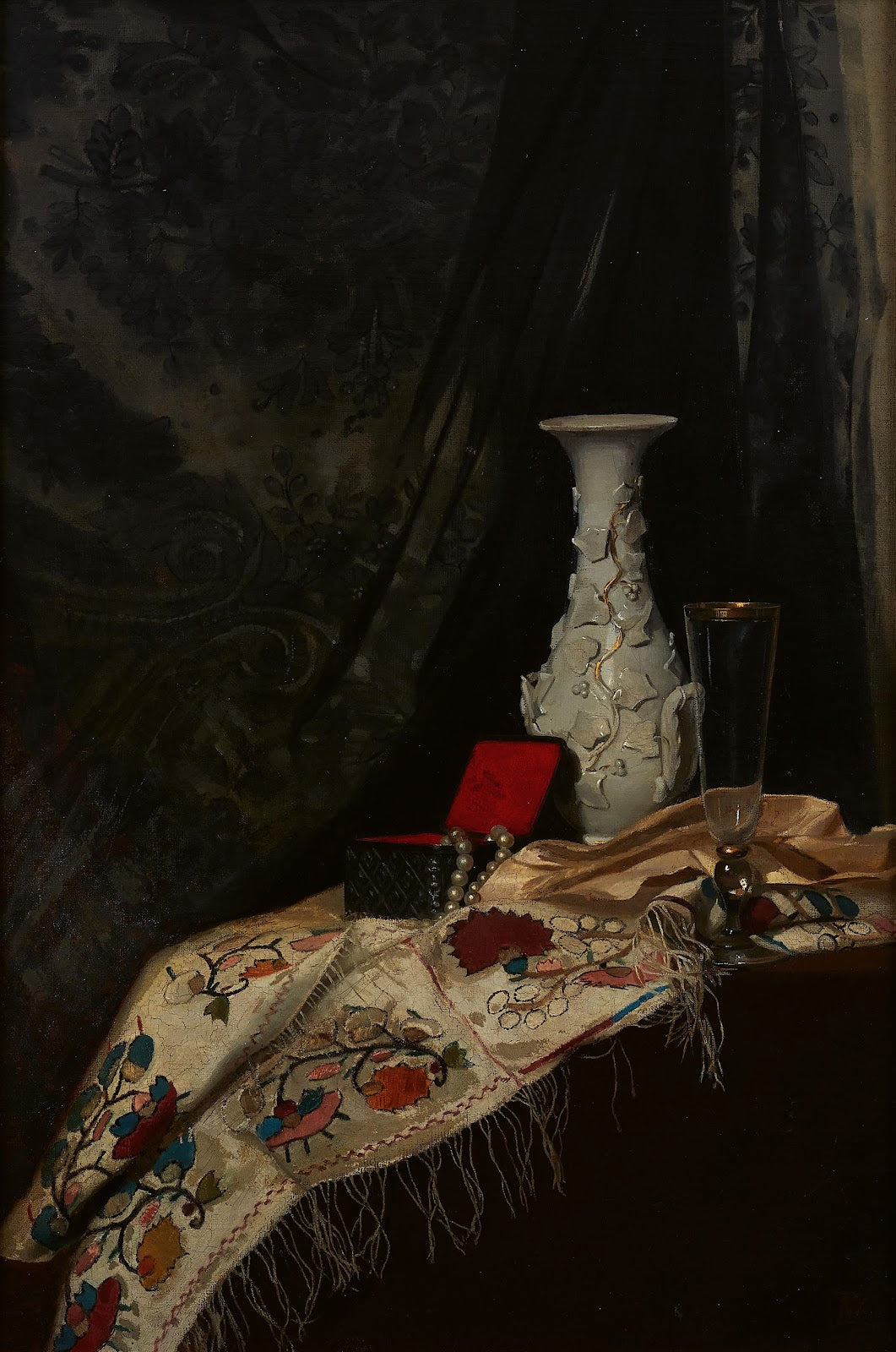 Stillleben mit Porzellanvase Sektglas und Schmuckschatulle